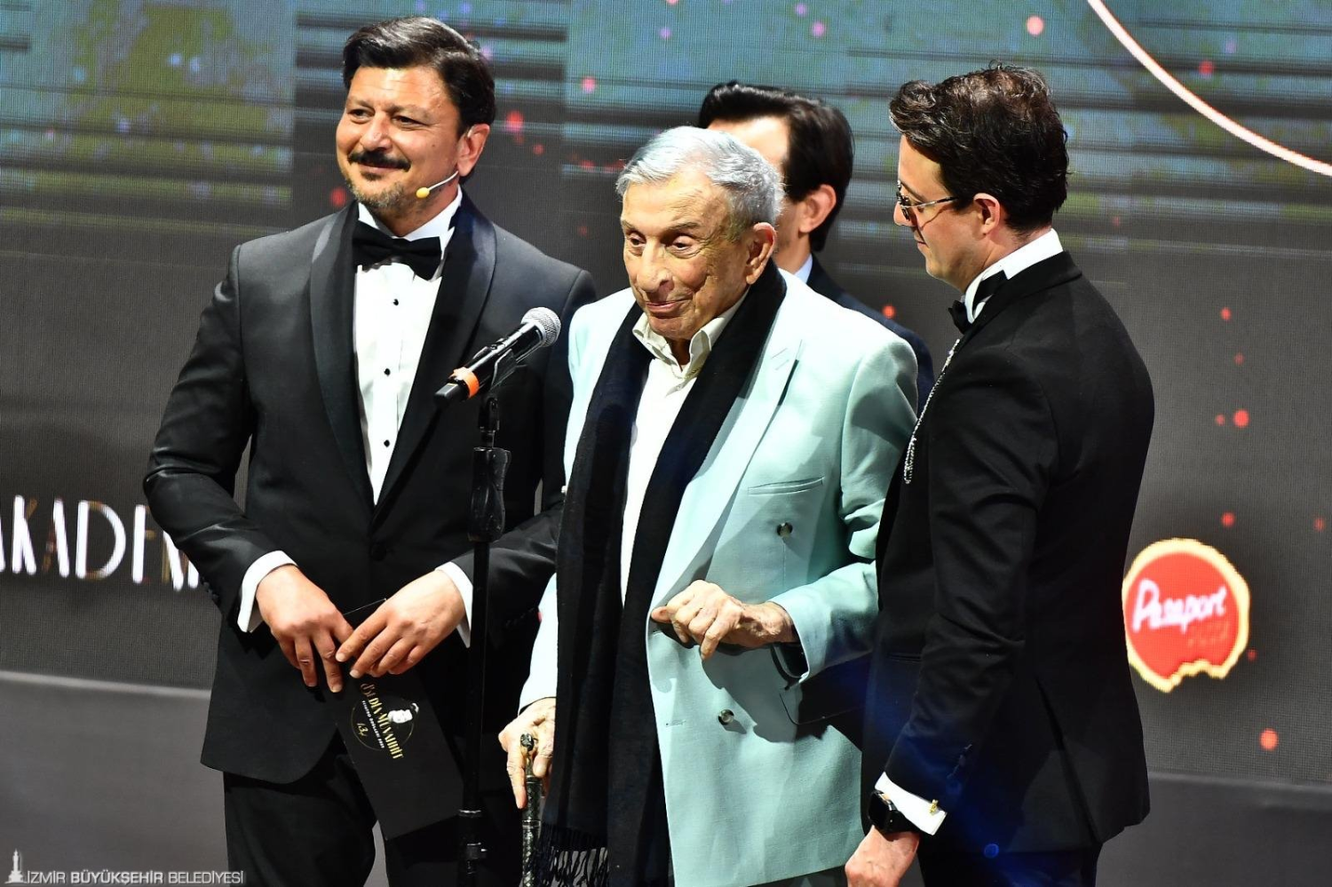 Büyükşehir’e iki tiyatro ödülü birden